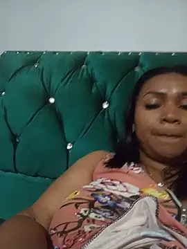 Snapshot of louise_nails chatting on May 17, 11:28 am louise nails online show from May 17, 11:28 am