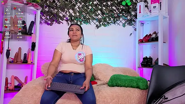 Snapshot of louise_nails chatting on June 24, 8:19 pm louise nails online show from June 24, 8:19 pm