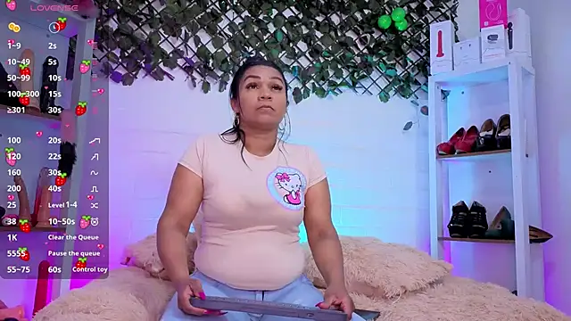 Snapshot of louise_nails chatting on June 30, 6:42 pm louise nails online show from June 30, 6:42 pm