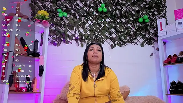 Snapshot of louise_nails chatting on July 2, 8:26 pm louise nails online show from July 2, 8:26 pm