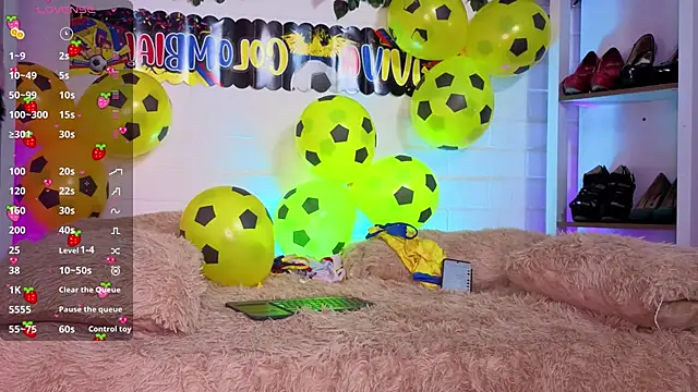 Snapshot of louise_nails chatting on July 4, 1:56 am louise nails online show from July 4, 1:56 am