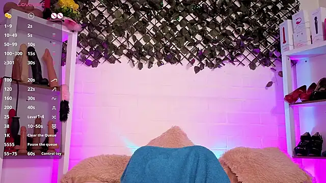 Snapshot of louise_nails chatting on July 18, 3:54 am louise nails online show from July 18, 3:54 am