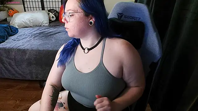 Snapshot of KiraSpitQueen chatting on February 8, 5:40 am KiraSpitQueen online show from February 8, 5:40 am