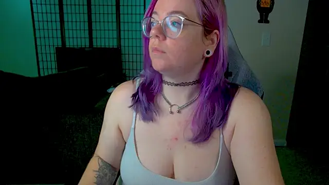 Snapshot of KiraSpitQueen chatting on November 20, 6:07 pm KiraSpitQueen online show from November 20, 6:07 pm