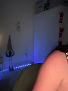 Snapshot of Emylia chatting on December 17, 10:11 pm Emylia online show from December 17, 10:11 pm