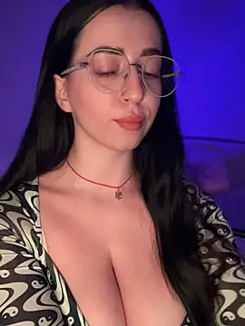 Snapshot of Emylia chatting on November 9, 5:00 pm Emylia online show from November 9, 5:00 pm