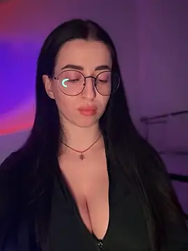 Snapshot of Emylia chatting on December 17, 9:32 pm Emylia online show from December 17, 9:32 pm