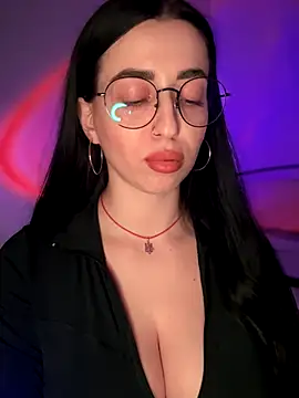 Snapshot of Emylia chatting on December 18, 10:27 pm Emylia online show from December 18, 10:27 pm