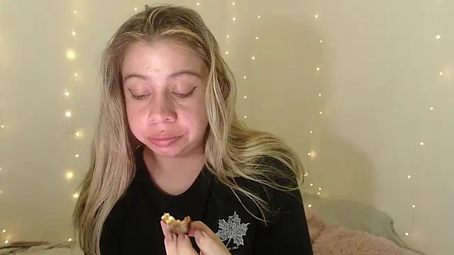 SweetSofty online show from October 18, 9:15 pm