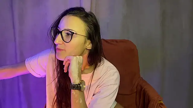 Snapshot of spottyyy chatting on February 12, 3:18 am spottyyy online show from February 12, 3:18 am