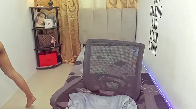 Snapshot of Trixie_Mattel21 chatting on December 12, 2:04 am Trixie Mattel21 online show from December 12, 2:04 am