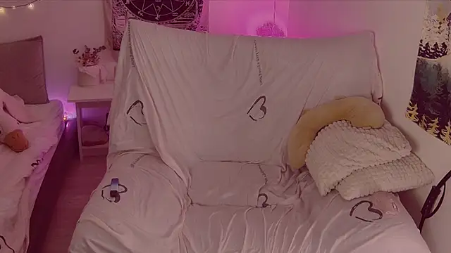 Snapshot of cutenessa chatting on December 18, 7:03 am cutenessa online show from December 18, 7:03 am