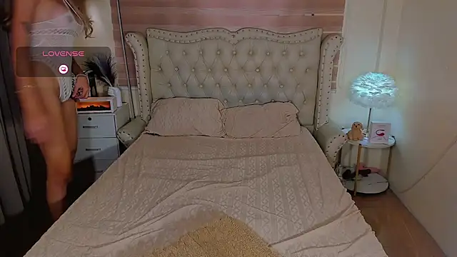 Snapshot of FinestGirlx chatting on February 25, 11:25 pm FinestGirlx online show from February 25, 11:25 pm