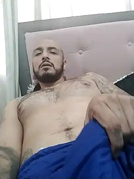 Snapshot of KenllyH chatting on December 1, 10:32 pm KenllyH online show from December 1, 10:32 pm