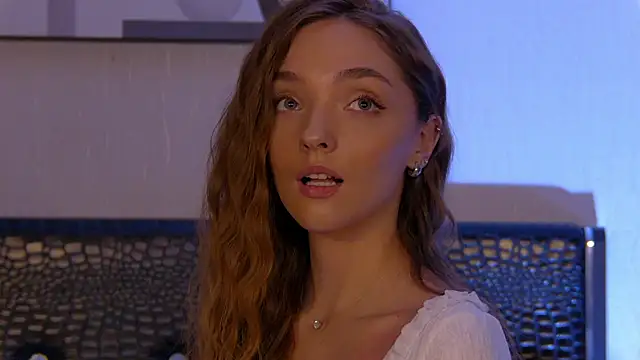 VirginieCruz online show from March 4, 11:00 pm