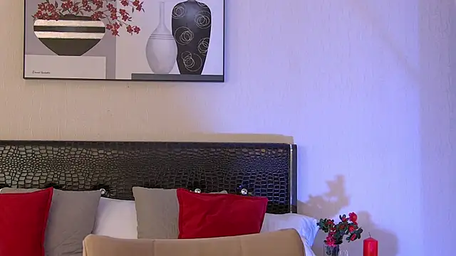 VirginieCruz online show from March 6, 5:35 am