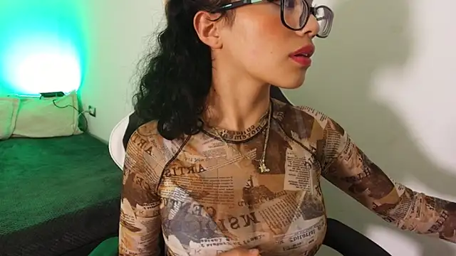 Snapshot of Marcelinee__ chatting on November 25, 10:43 pm Marcelinee online show from November 25, 10:43 pm