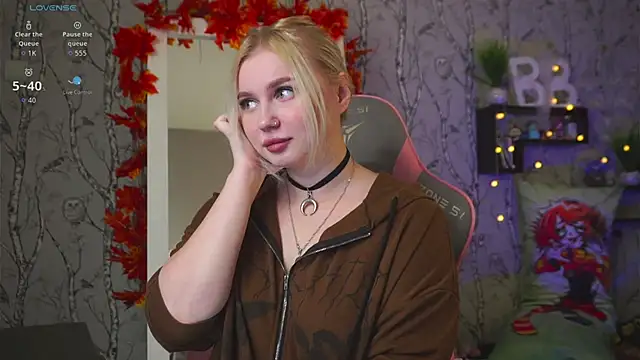 Snapshot of Moon_Valkyrie chatting on October 10, 8:02 am Moon Valkyrie online show from October 10, 8:02 am