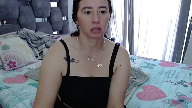 sara hott 1 online show from November 18, 2:43 pm