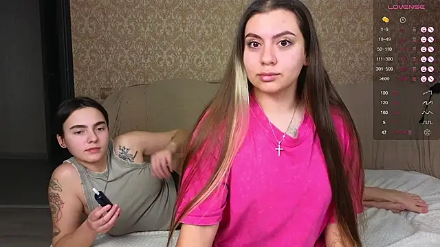 Snapshot of twobabesweet chatting on December 5, 3:50 pm twobabesweet online show from December 5, 3:50 pm