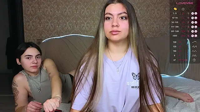 Snapshot of twobabesweet chatting on December 7, 3:14 am twobabesweet online show from December 7, 3:14 am