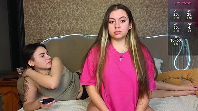 Snapshot of twobabesweet chatting on January 4, 8:06 am twobabesweet online show from January 4, 8:06 am