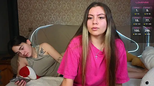 Snapshot of twobabesweet chatting on January 5, 10:32 am twobabesweet online show from January 5, 10:32 am