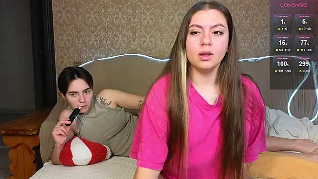 Snapshot of twobabesweet chatting on January 8, 6:52 am twobabesweet online show from January 8, 6:52 am