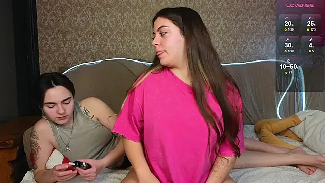 Snapshot of twobabesweet chatting on January 30, 6:46 am twobabesweet online show from January 30, 6:46 am