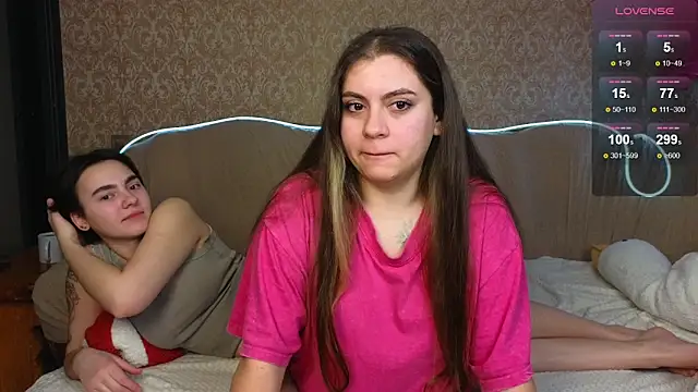 Snapshot of twobabesweet chatting on February 12, 5:26 am twobabesweet online show from February 12, 5:26 am