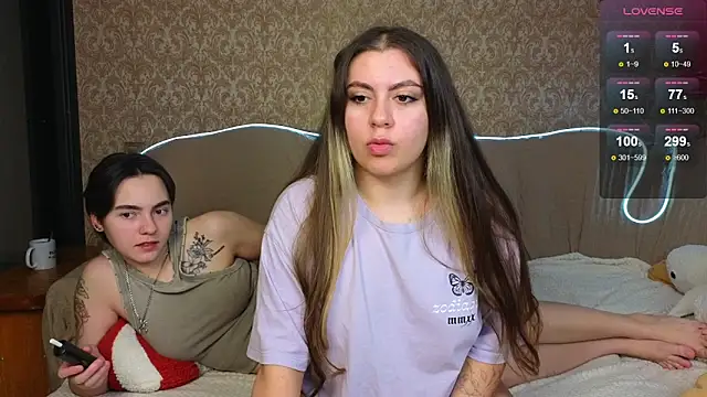 Snapshot of twobabesweet chatting on February 13, 4:22 am twobabesweet online show from February 13, 4:22 am