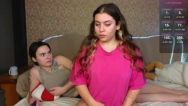 Snapshot of twobabesweet chatting on February 16, 5:37 am twobabesweet online show from February 16, 5:37 am