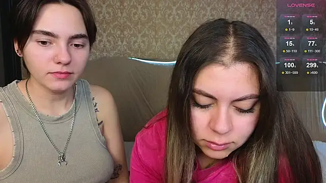 Snapshot of twobabesweet chatting on February 21, 5:02 am twobabesweet online show from February 21, 5:02 am