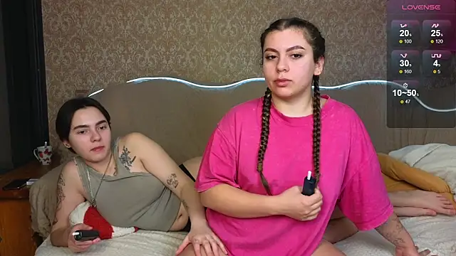 Snapshot of twobabesweet chatting on February 22, 4:40 am twobabesweet online show from February 22, 4:40 am