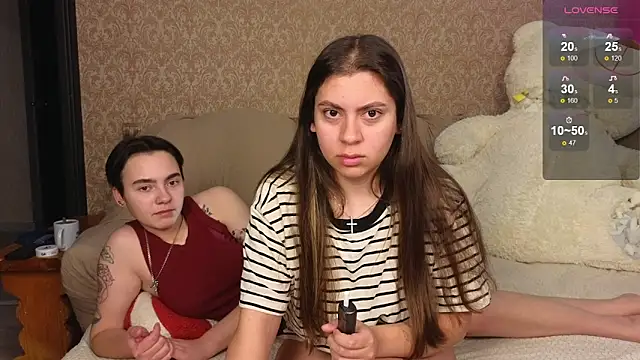 Snapshot of twobabesweet chatting on October 16, 8:04 am twobabesweet online show from October 16, 8:04 am