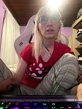 Snapshot of bunnydark00 chatting on November 4, 1:27 am bunnydark00 online show from November 4, 1:27 am