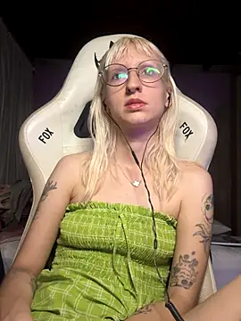 Snapshot of bunnydark00 chatting on November 6, 12:55 am bunnydark00 online show from November 6, 12:55 am