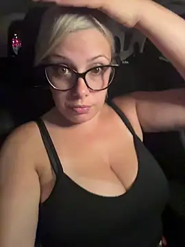 Snapshot of EvaWelly chatting on June 27, 8:25 pm EvaWelly online show from June 27, 8:25 pm