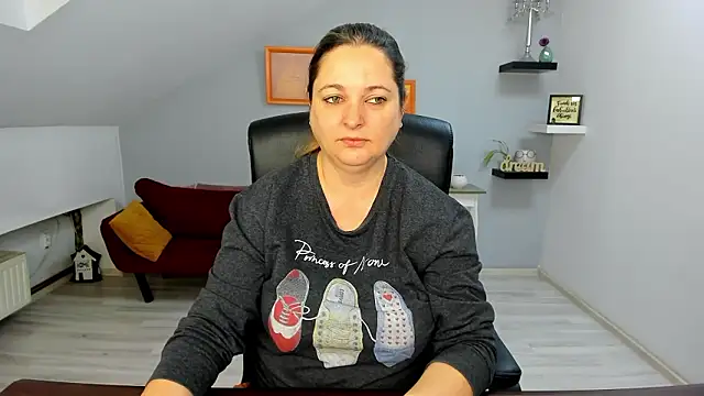 LollaGirl online show from February 9, 4:05 am