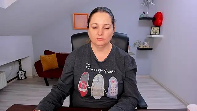 LollaGirl online show from March 4, 4:07 am