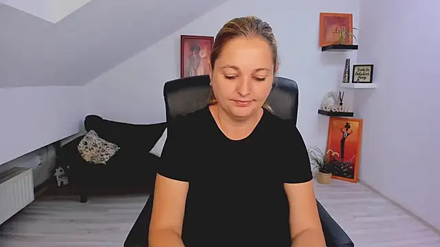 LollaGirl online show from July 13, 3:20 am