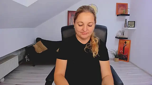 LollaGirl online show from July 21, 3:31 am
