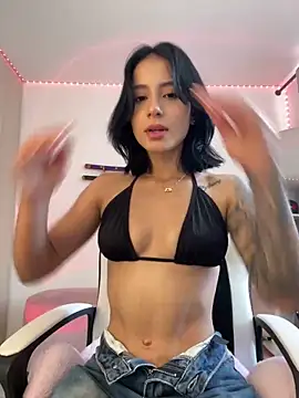 Snapshot of Ale_Lewis chatting on February 19, 6:21 pm Ale Lewis online show from February 19, 6:21 pm