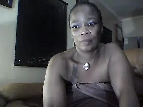 Snapshot of Gucci_Bx chatting on December 6, 5:11 pm Gucci Bx online show from December 6, 5:11 pm