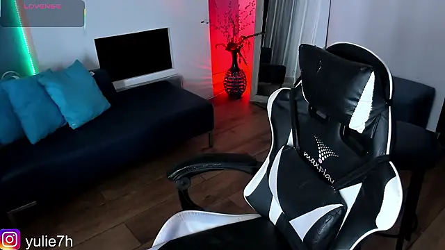  Jessy Moon  online show from March 7, 7:33 pm