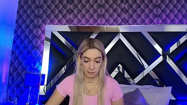 victoriaa lee  online show from November 5, 7:25 pm