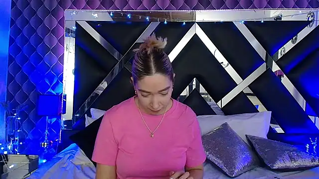 victoriaa lee  online show from April 27, 7:23 pm