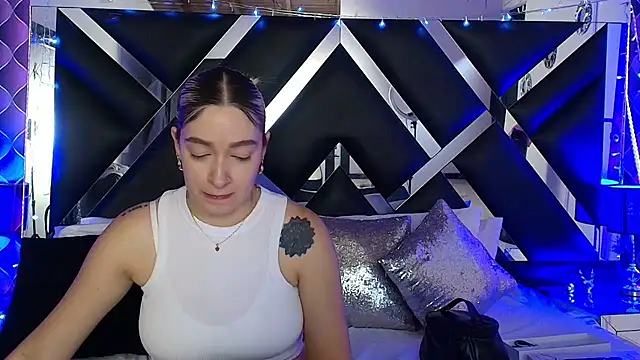 Snapshot of victoriaa_lee_ chatting on May 11, 7:11 pm victoriaa lee online show from May 11, 7:11 pm