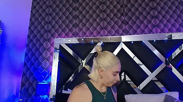 Snapshot of victoriaa_lee_ chatting on July 2, 7:20 pm victoriaa lee online show from July 2, 7:20 pm