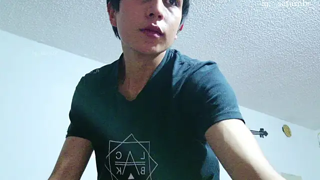 Snapshot of seraph1n chatting on November 8, 8:47 am seraph1n online show from November 8, 8:47 am